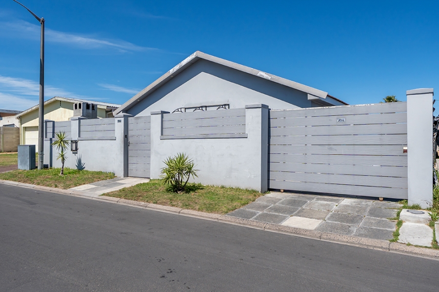 4 Bedroom Property for Sale in Grassy Park Western Cape